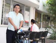 Entrega Atención Ciudadana del DIF silla de ruedas y bastón para débiles visuales