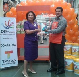  Dona The Home Depot 415 botes de pintura al DIF Tabasco
